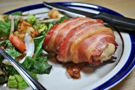 Kycklingbröst med bacon i ugnen: läckra recept