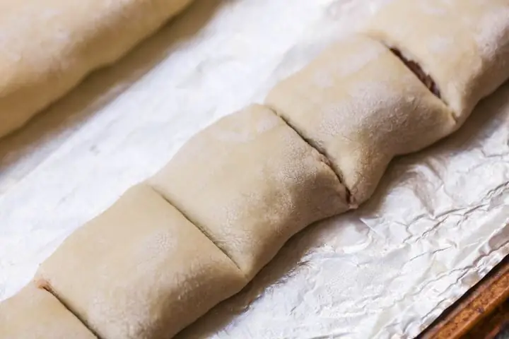 mga sausage sa yeast-free puff pastry sa oven