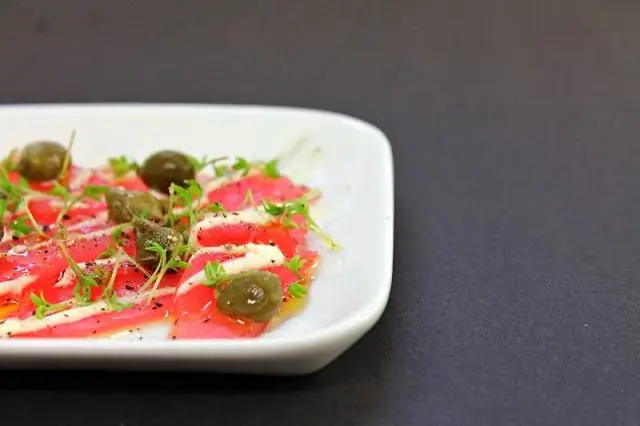 Carpaccio de atún con alcaparras