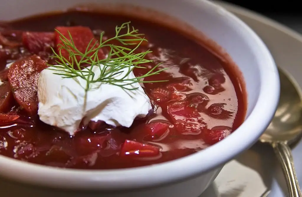 Porsi borscht merah