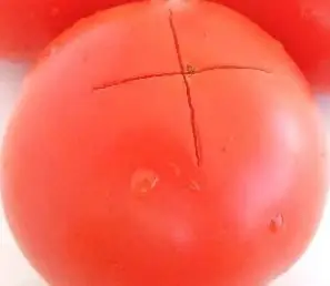 Bagaimana cara mengupas tomato dan mengeluarkan biji daripadanya? Petua & Trik