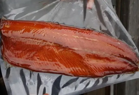 salmon rozë i tymosur i ftohtë në shtëpi