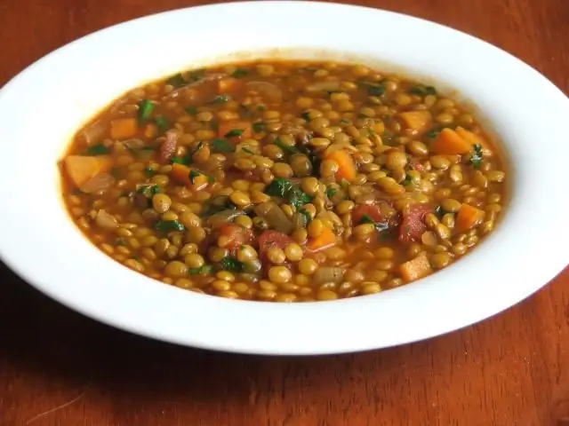 Una receta sencilla de sopa de lentejas en varias variantes