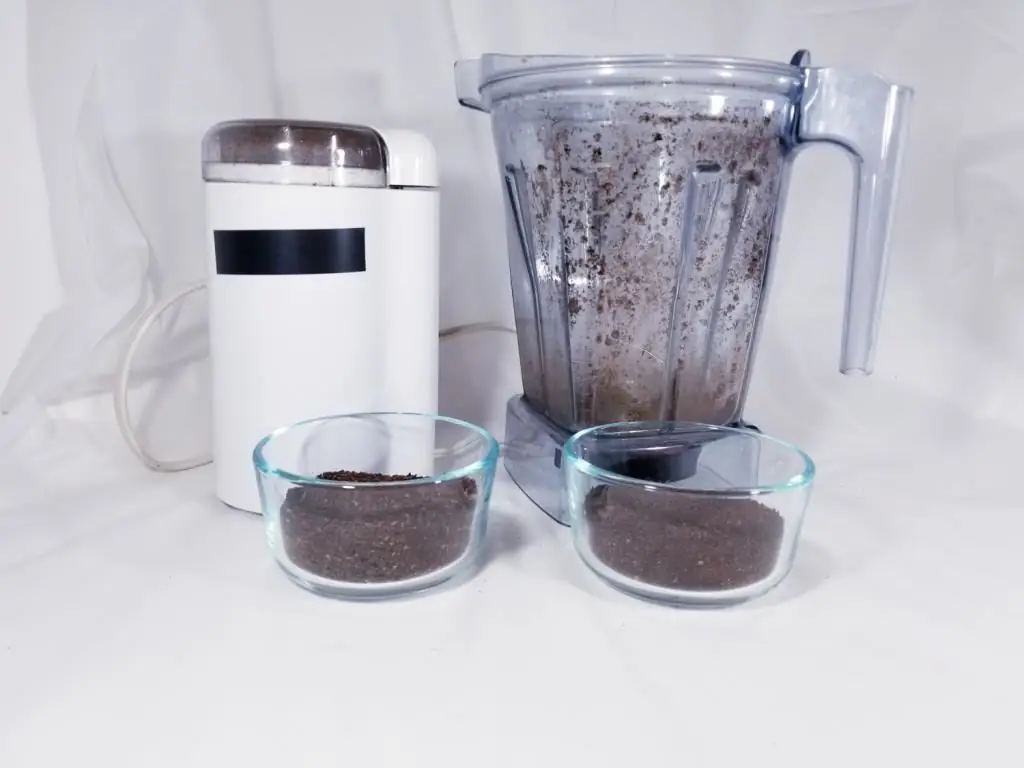 Kopi bubuk dalam blender