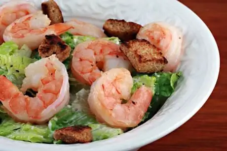 Matlagning Caesarsallad med räkor