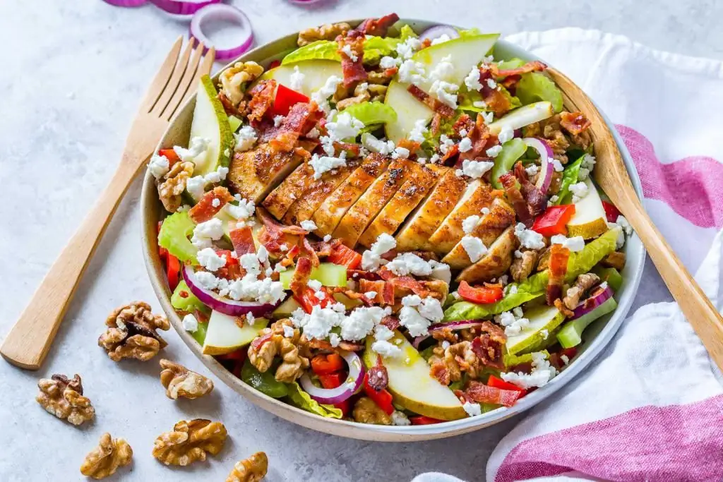 salada com abacate e queijo grelhado