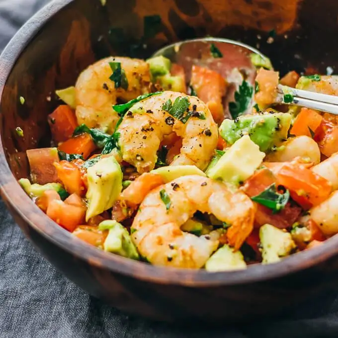 ensalada con camarones y queso gratinado