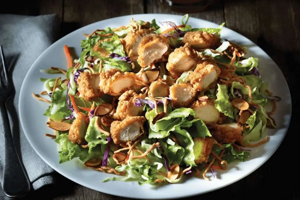 salade avec fromage frit et poulet