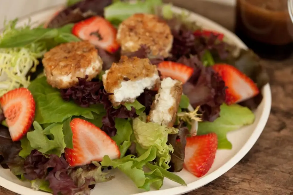 ensalada con queso frito y fresas