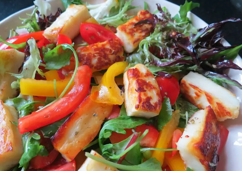 salada de legumes com queijo grelhado