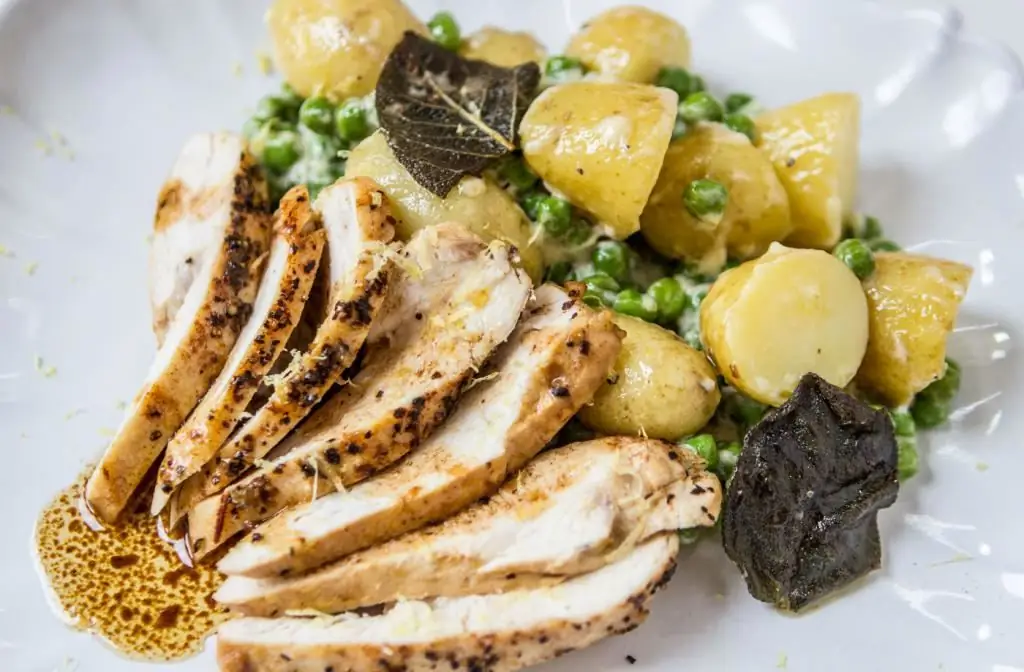 Salade de pommes de terre et de poulet : une recette étape par étape avec une description et une photo, les caractéristiques de cuisson