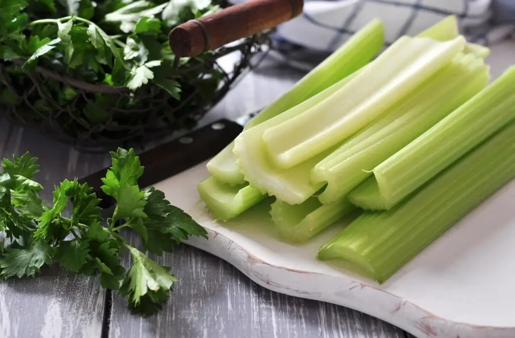 Saladi za shina la celery: mapishi matamu na yenye afya