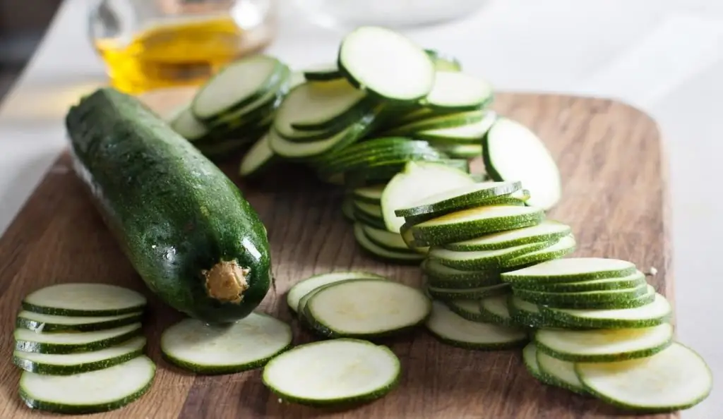 Nyias slices ntawm zucchini