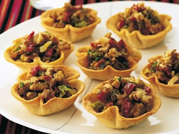 julienne trong bánh tartlets với nấm và gà