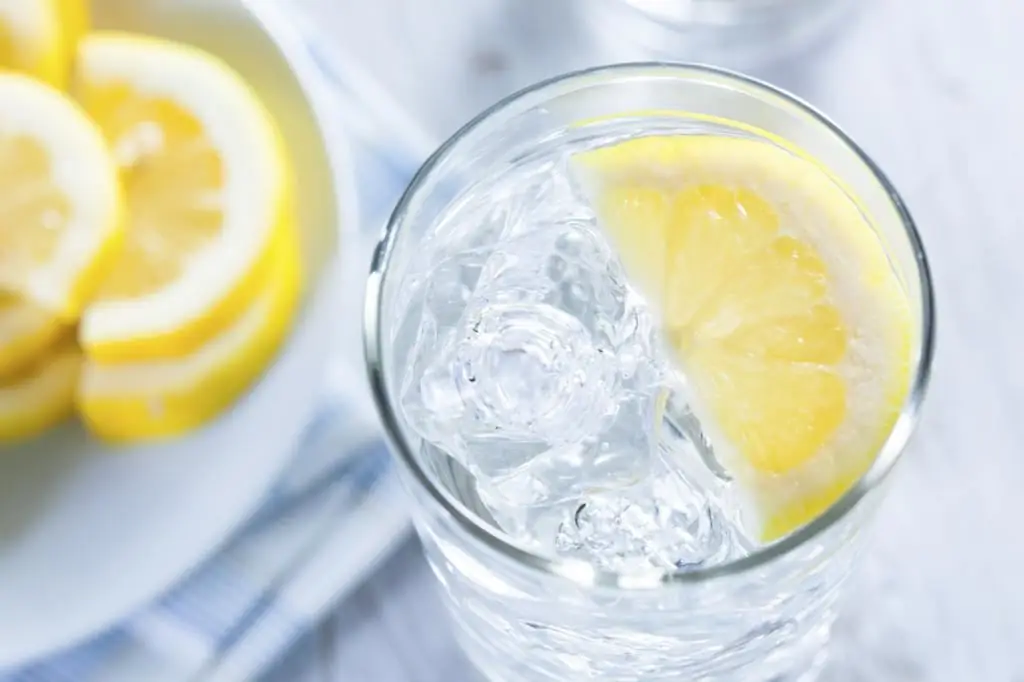 Minum air dengan lemon pada waktu pagi: resipi minuman, perkadaran, kesan pada tubuh manusia dan saluran gastrousus, petunjuk dan kontraindikasi untuk mengambil