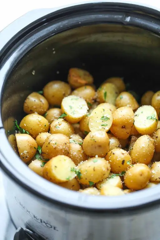 Geschmorte Kartoffeln in einem langsamen Kocher ohne Fleisch: Rezepte mit Fotos