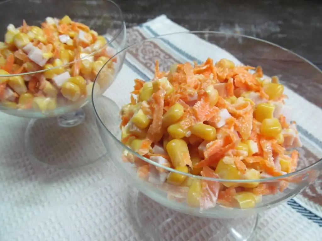 ensalada de pechuga de pollo, zanahorias coreanas, maíz