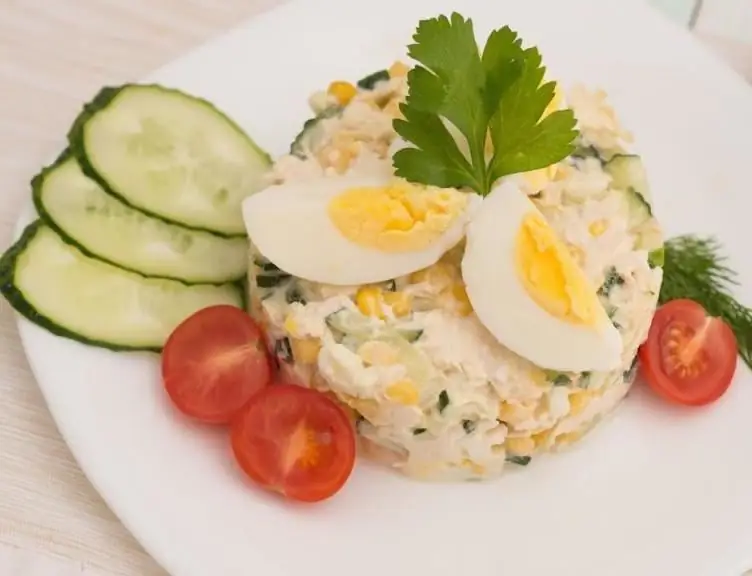 Salad ng dibdib ng manok, mais, keso, mga pipino