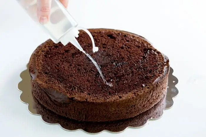 How to soak a biscuit cake? Impregnation recipe for biscuit cake