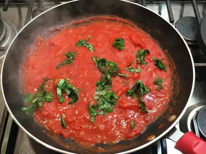 pasta med hermetisk tunfisk i kremet saus