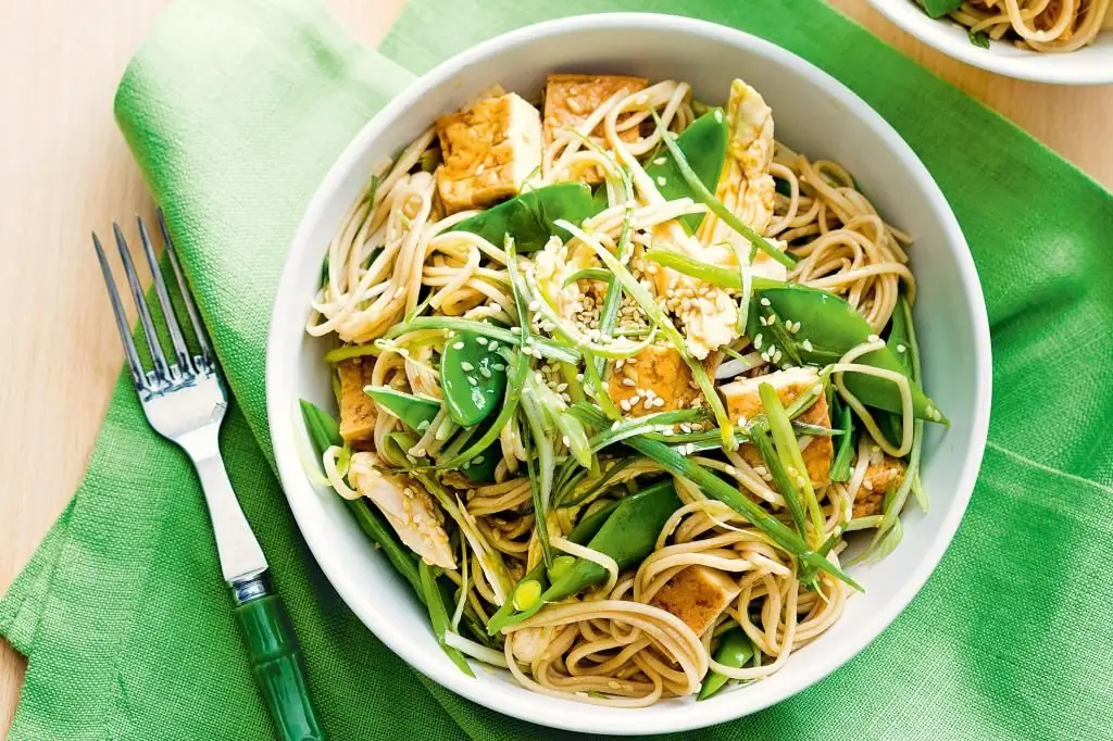 Salada de macarrão chinês: receita instantânea com foto