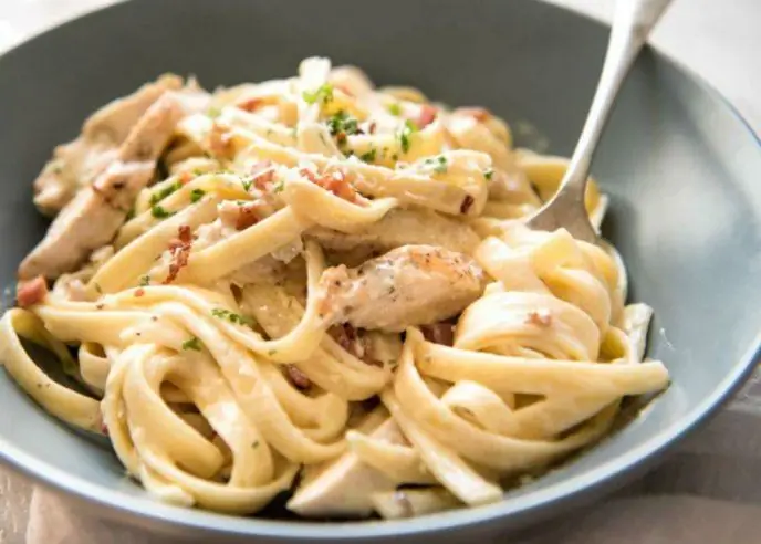 Kaasjus voor pasta: heerlijke recepten, stap voor stap beschrijving van koken, foto