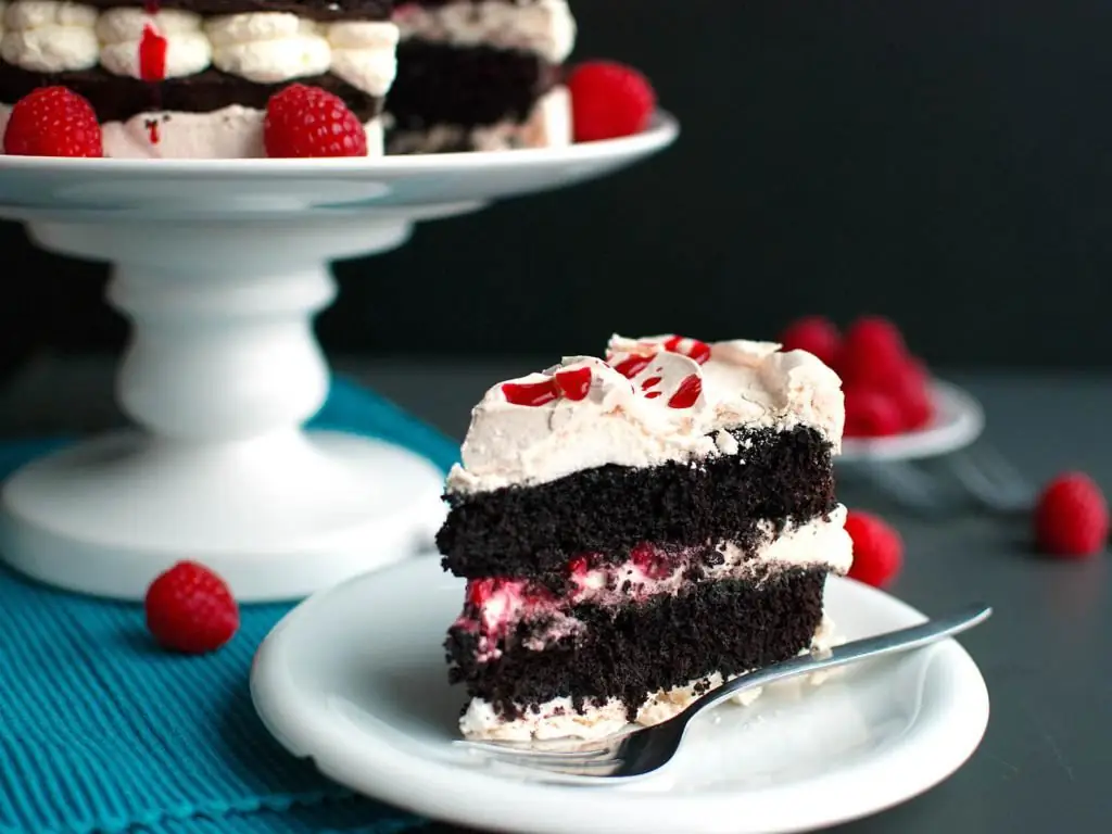 Pastel de chocolate con crema batida