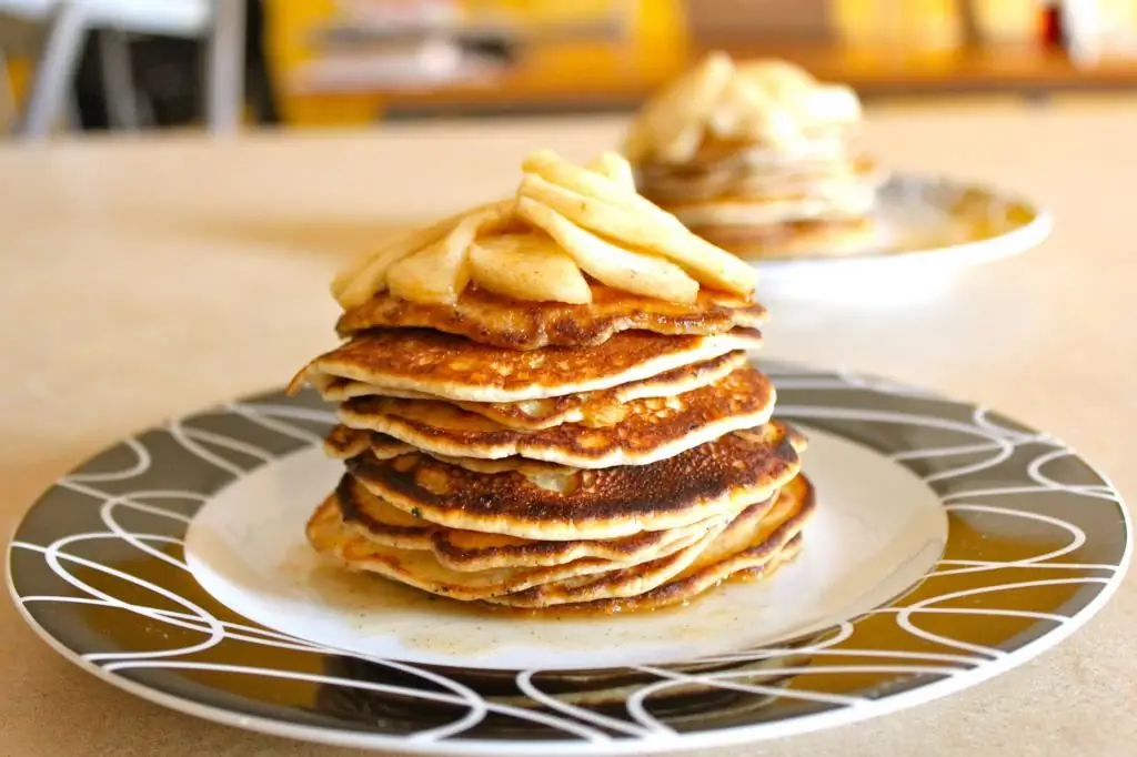 How to cook pancakes with apples? Recipes without complications