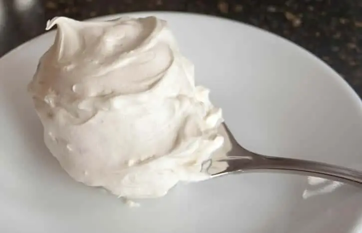 torta con panna acida senza cuocere i biscotti