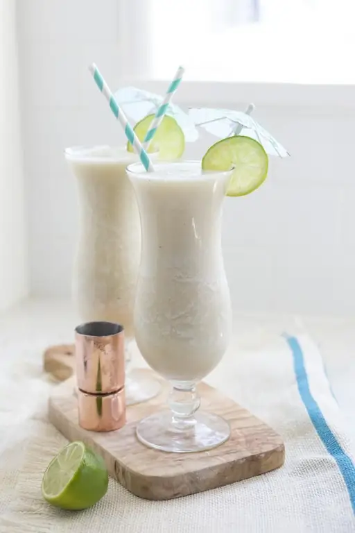 glace au lait de banane cocktail dans un mixeur