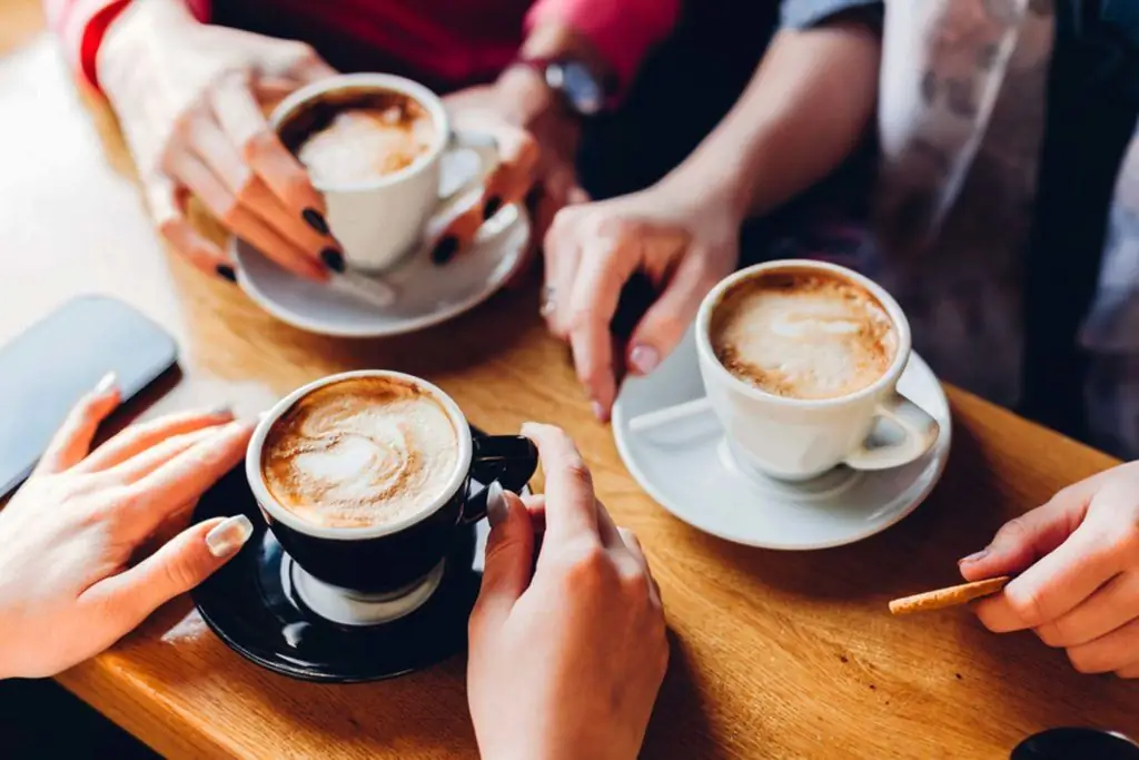 Kaffe er vanddrivende eller ej: egenskaber ved kaffe, fordele og skader, virkninger på kroppen