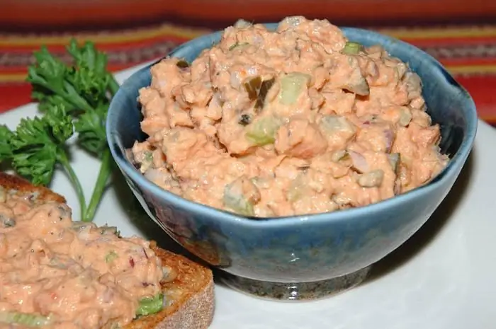 Insalata di salmone leggermente salata