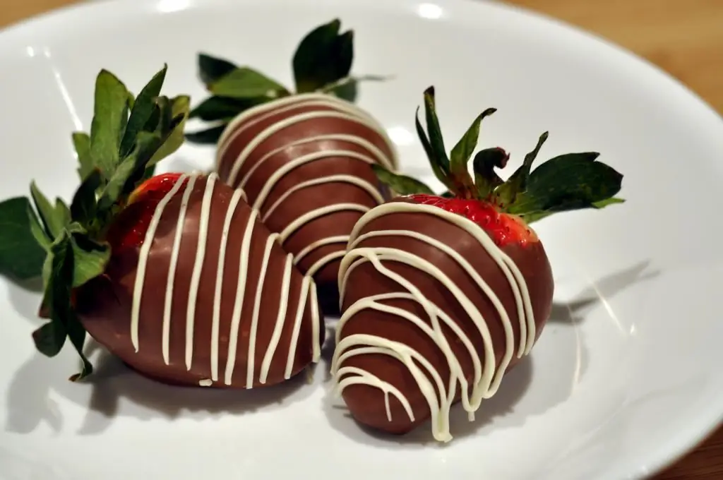 Strawberries in chocolate: cooking features and recipes