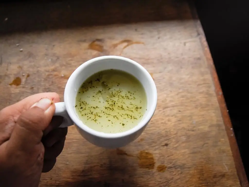 Wie man Matcha-Tee ohne Schneebesen aufbrüht