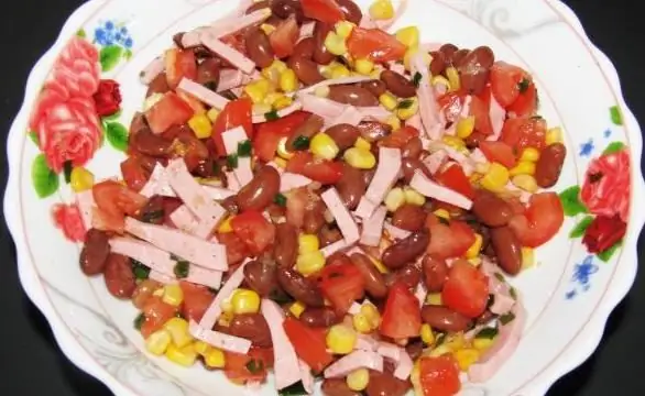 Salad với xúc xích, ngô và đậu