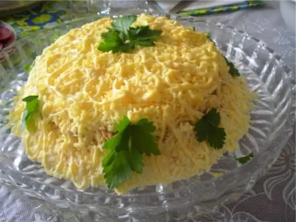 Salada de Mimosa em camadas: receita e sequência de camadas. Salada de mimosa com queijo: receita