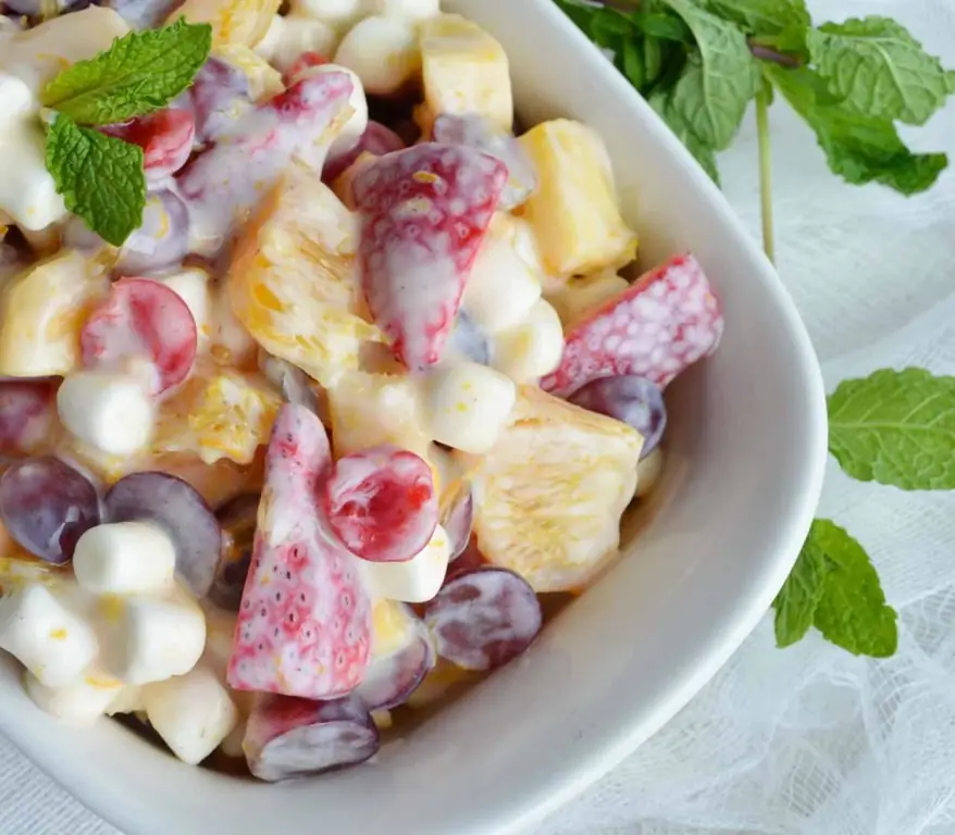 Frugtsalat med yoghurt opskrift med foto