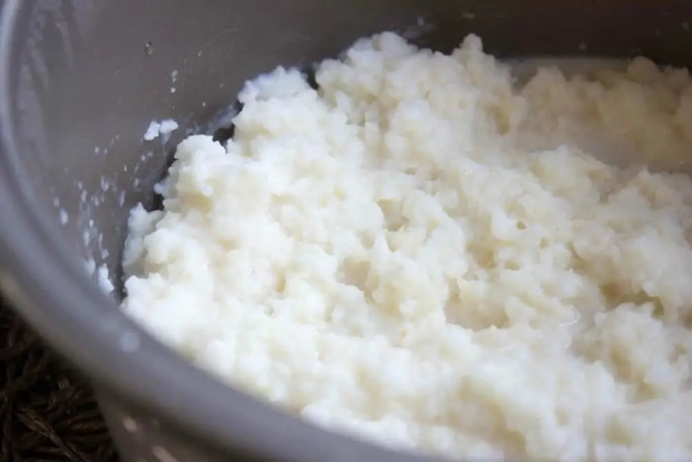 porridge di riso al latte in una pentola a cottura lenta