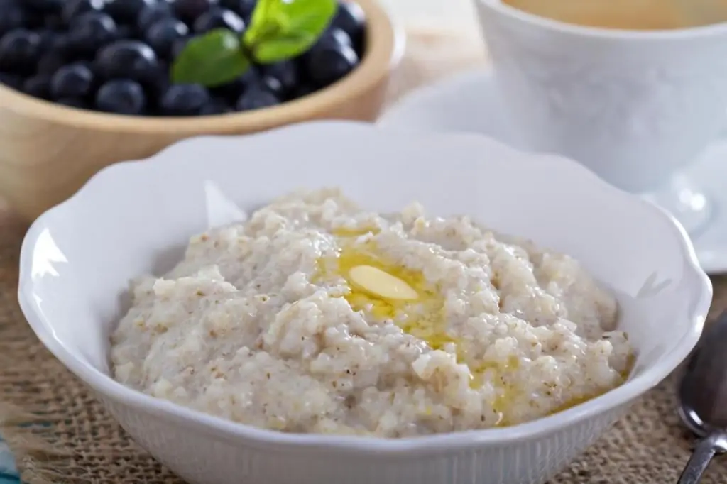 Jačmenná mliečna kaša v pomalom hrnci: recept, postup varenia