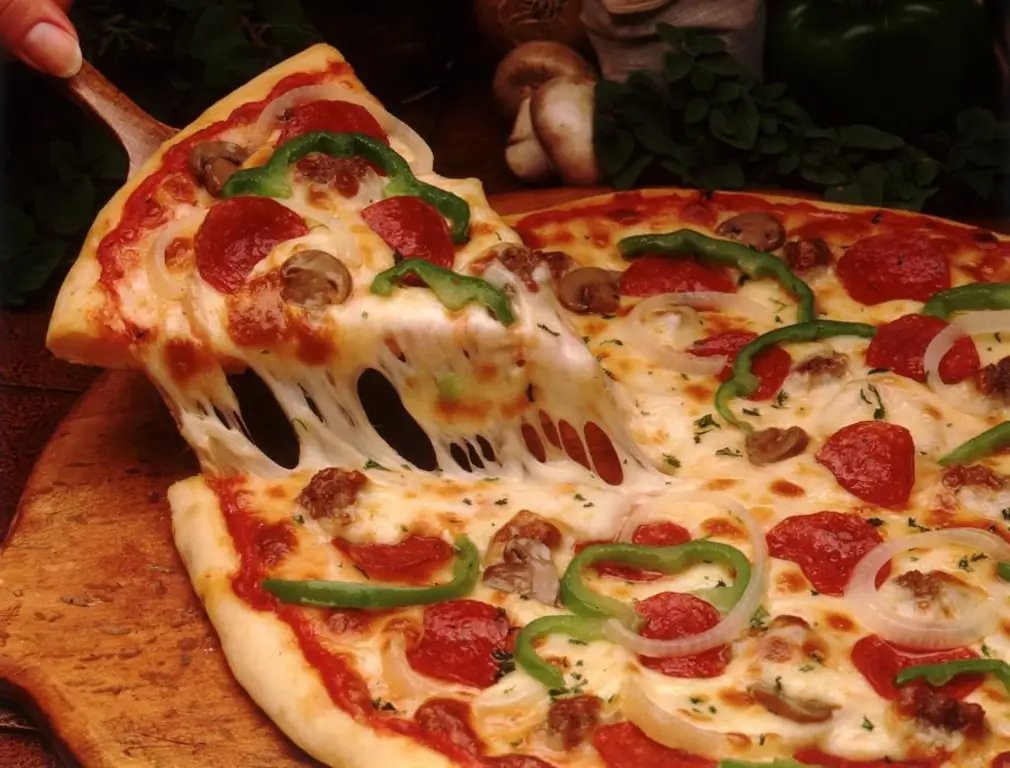 Pizza với nấm và cà chua