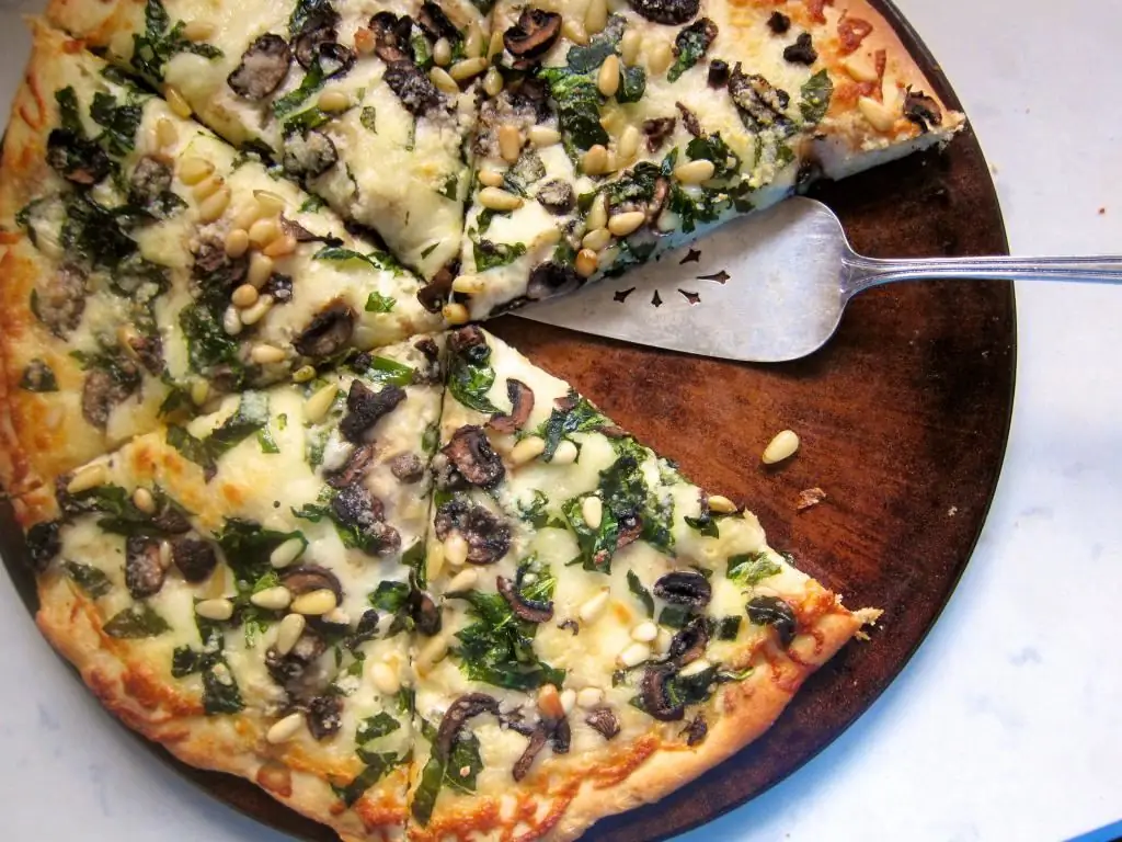 Pizza aux champignons et aux épinards