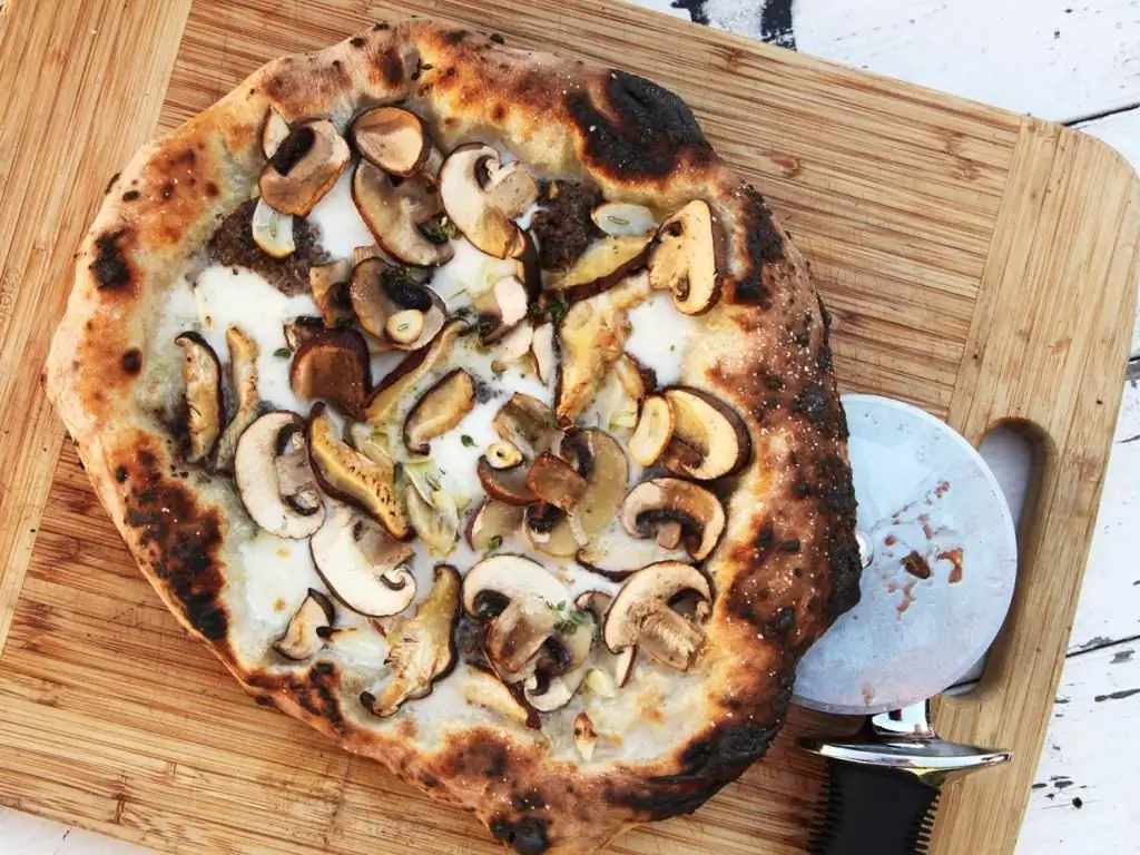 Pizza aux champignons au four