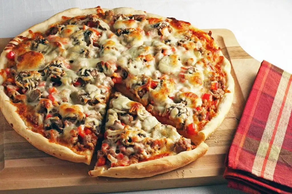 Recept voor pizza met champignons en worst