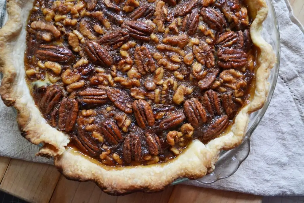 Pastei met neutvulsel: bestanddele, resep met beskrywing, kookkenmerke