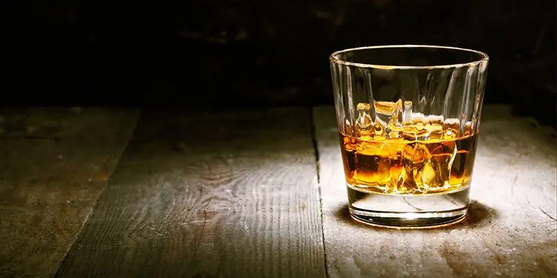 Dengan apa mereka minum Scotch dan apa yang mereka makan? Budaya minum