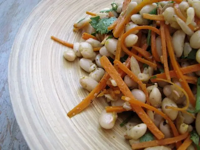 zeer smakelijke salade met bonen uit blik