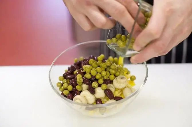 Salad lazat dengan kacang merah dalam tin: resipi dengan foto