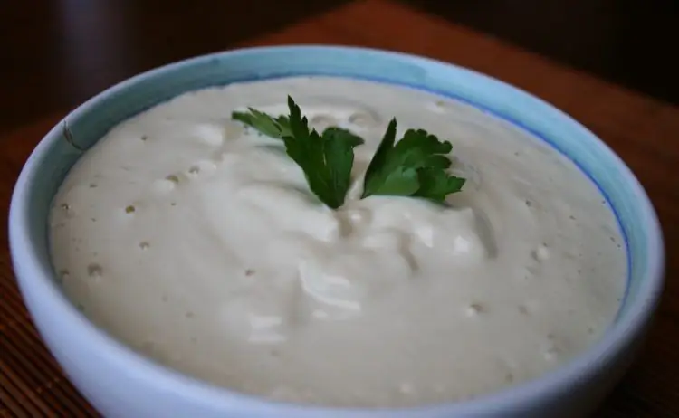 Ricetta per panna acida fatta in casa e maionese alla senape