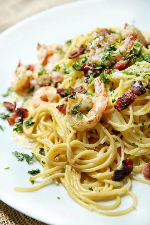 Carbonara with shrimps: a delicious dish