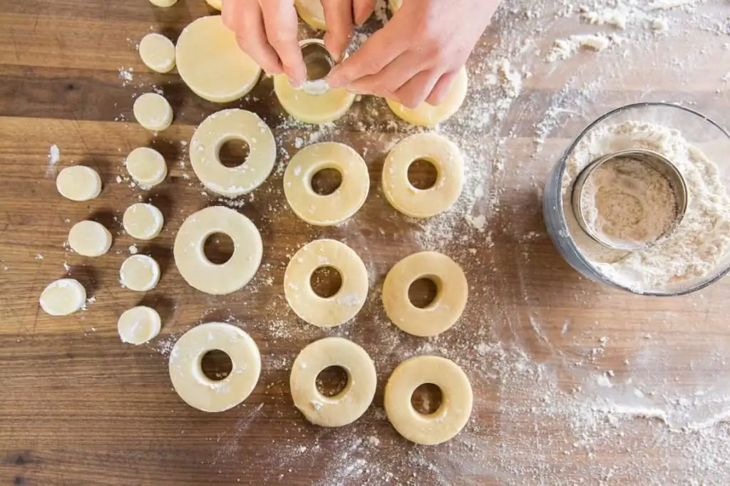 Adonan yang baik untuk donat adalah kunci dari kue-kue yang lezat